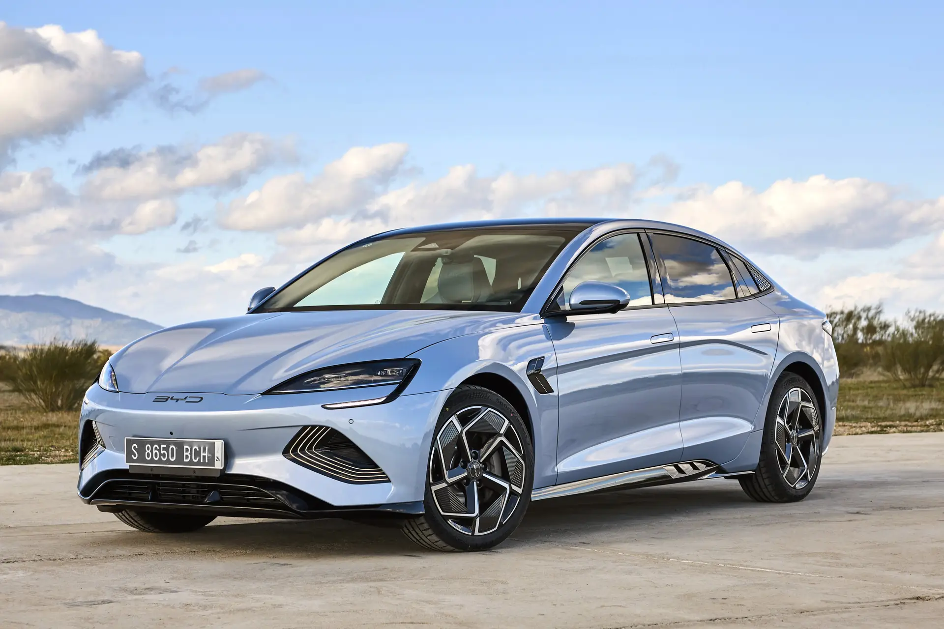 Quem são os chineses da BYD que vendem quase tantos carros elétricos como a Tesla e que já estão em Portugal?