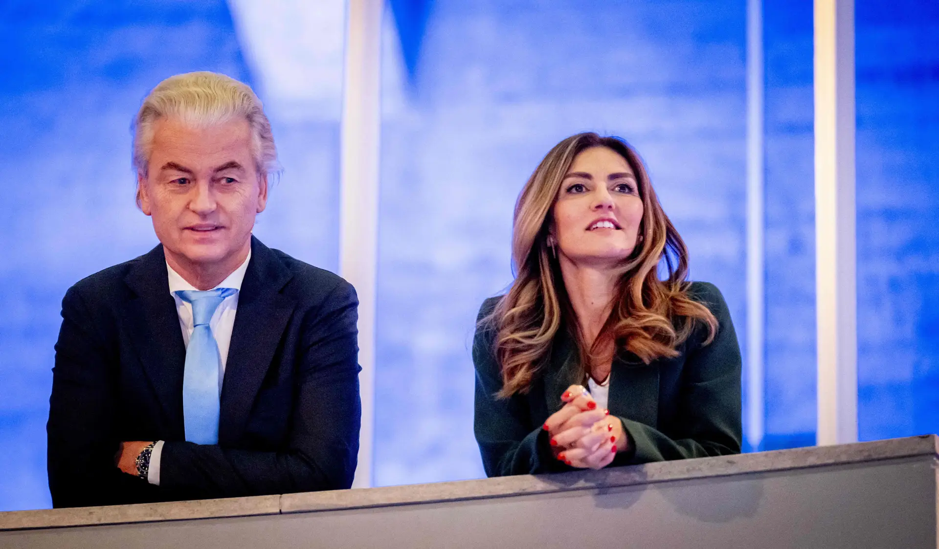 O populista de direita Geert Wilders e a liberal conservadora Dilan Yesilgoz, fotografados durante um debate eleitoral, são os favoritos, segundo as sondagens 