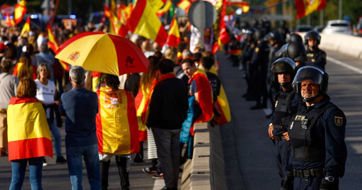 Espanha: Cerca de mil manifestantes protestam em Madrid pela 19ª noite contra a amnistia dos independentistas catalães