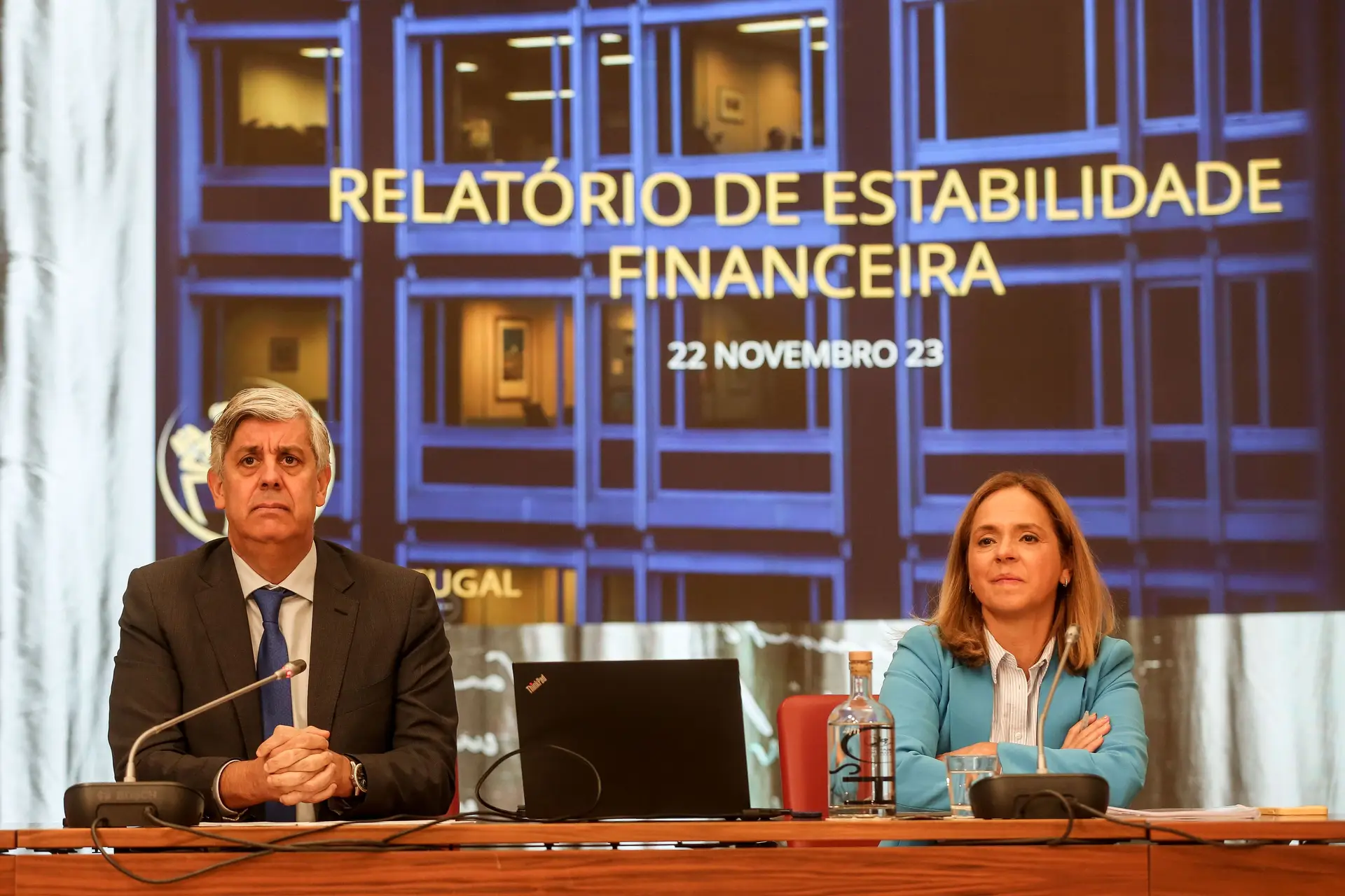 Conferência de imprensa do relatório de estabilidade financeira com o governador do Banco de Portugal Mário Centeno e da Vice-Governadora Clara Raposo.
© Nuno Fox