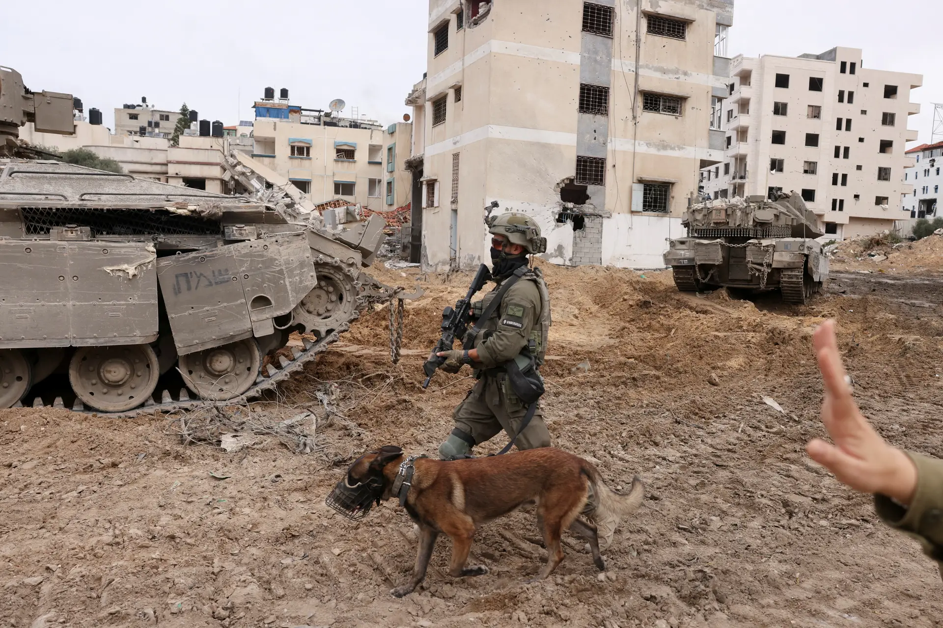 Exército israelita prossegue ataques em Gaza em véspera de trégua, Egito aproveita cessar-fogo para enviar 100 camiões de ajuda