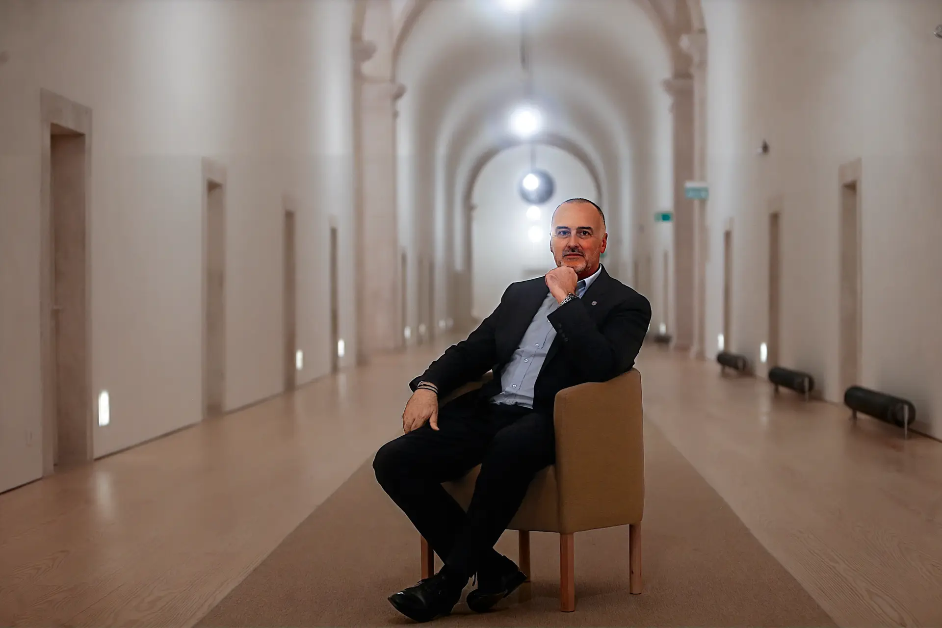 Bastonário da Ordem dos Farmacêuticos posa para a fotografia em Alcobaça. Helder Mota Filipe está preocupado com o impacto que a mudança de Governo poderá ter