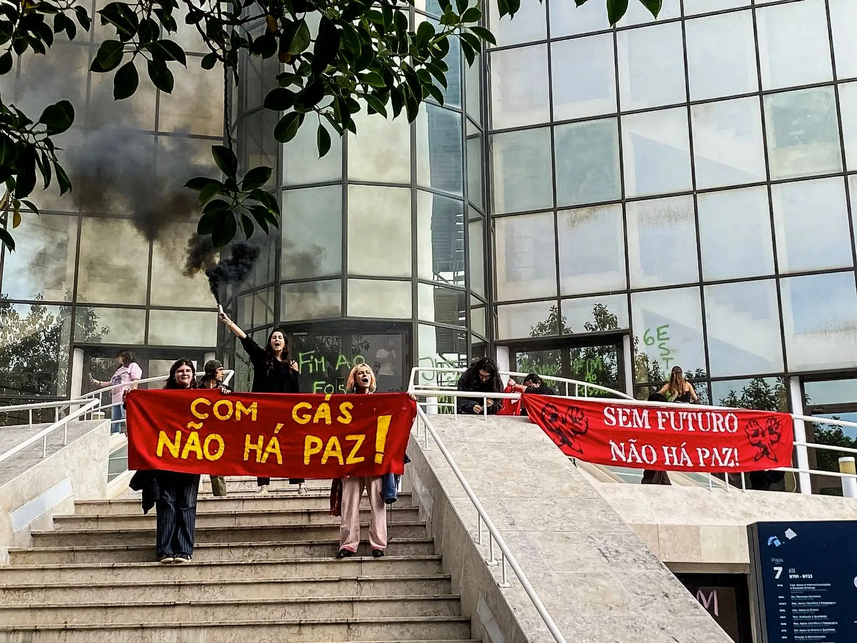 “Mais agressivos” e “violência progressiva”: universidades e polícias preocupadas com ativistas, jovens defendem-se e falam em “repressão”