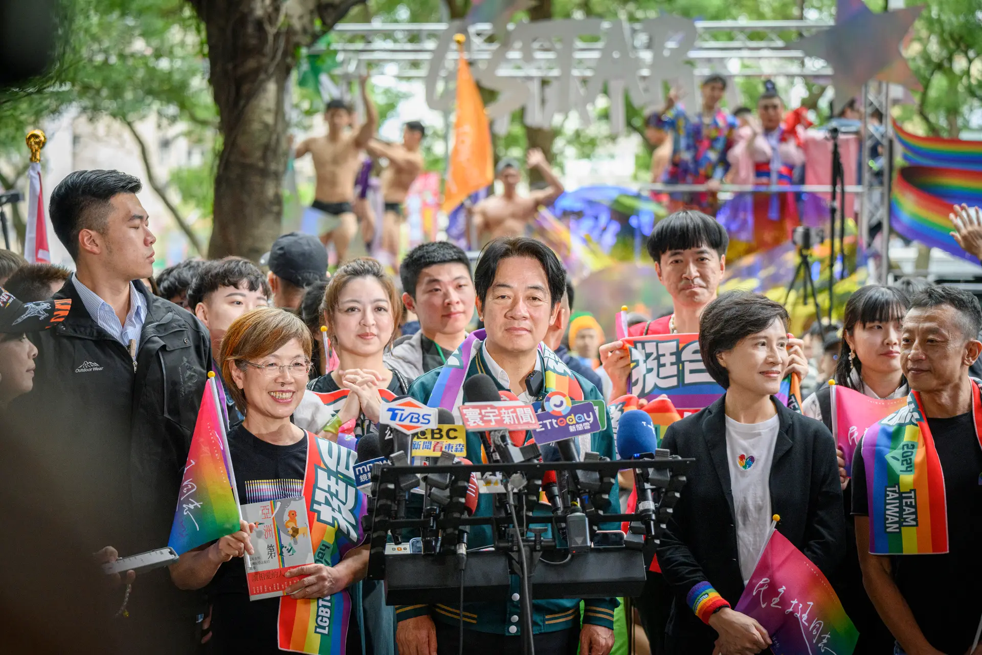 O vice-presidente William Lai (ao centro na imagem) é o favorito nas presidenciais taiwanesas de 13 de janeiro de 2024