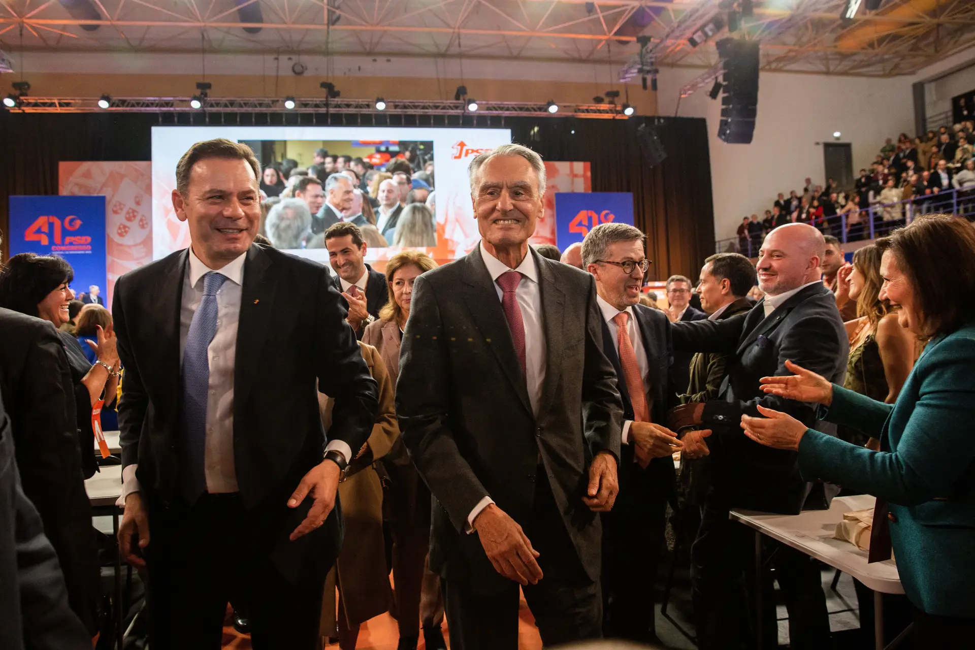 Cavaco foi ao congresso do PSD. Montenegro promete equiparar rendimento mínimo dos pensionistas ao salário mínimo