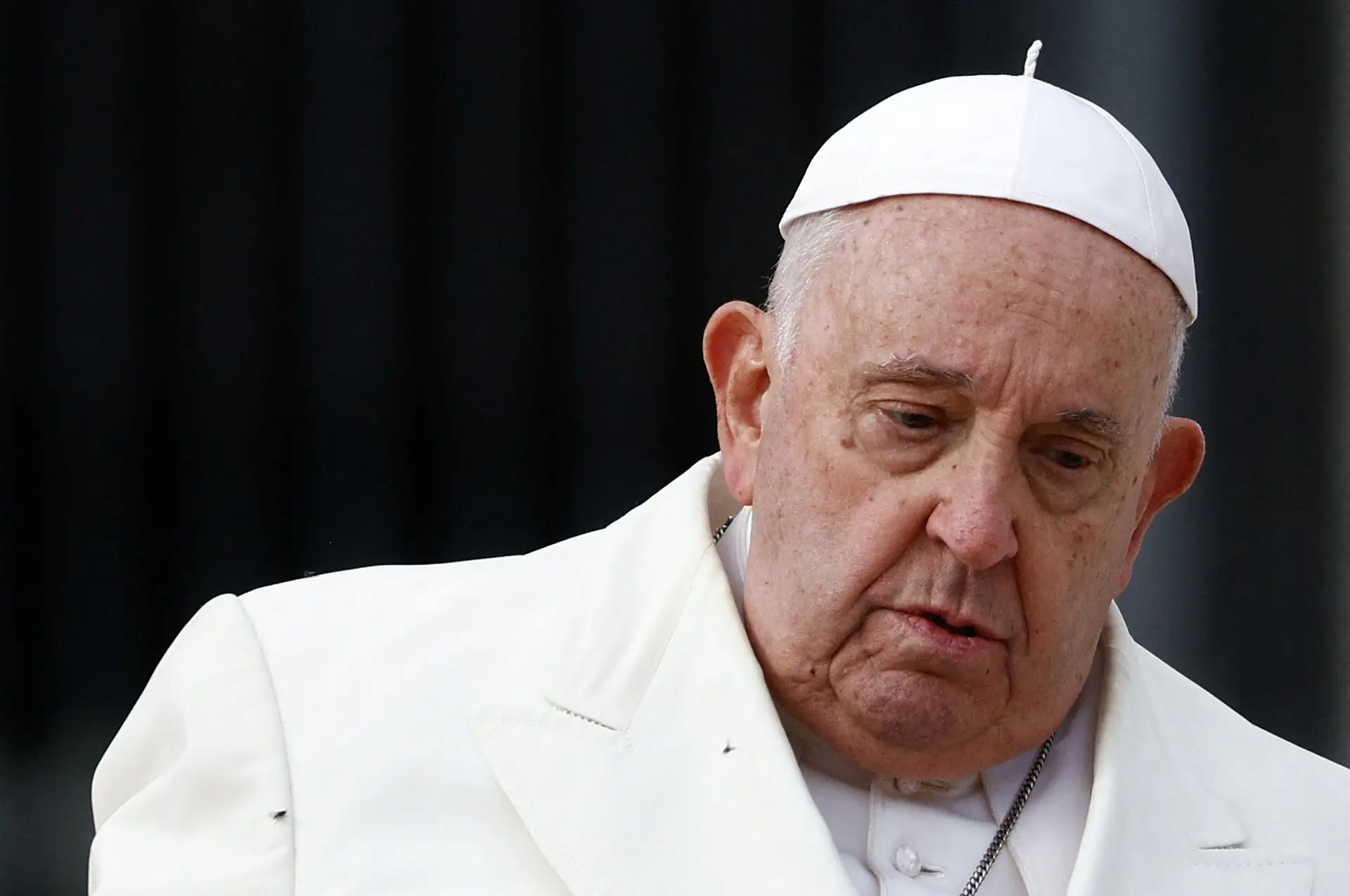 Papa Francisco cancela agenda devido a "ligeiro estado gripal"