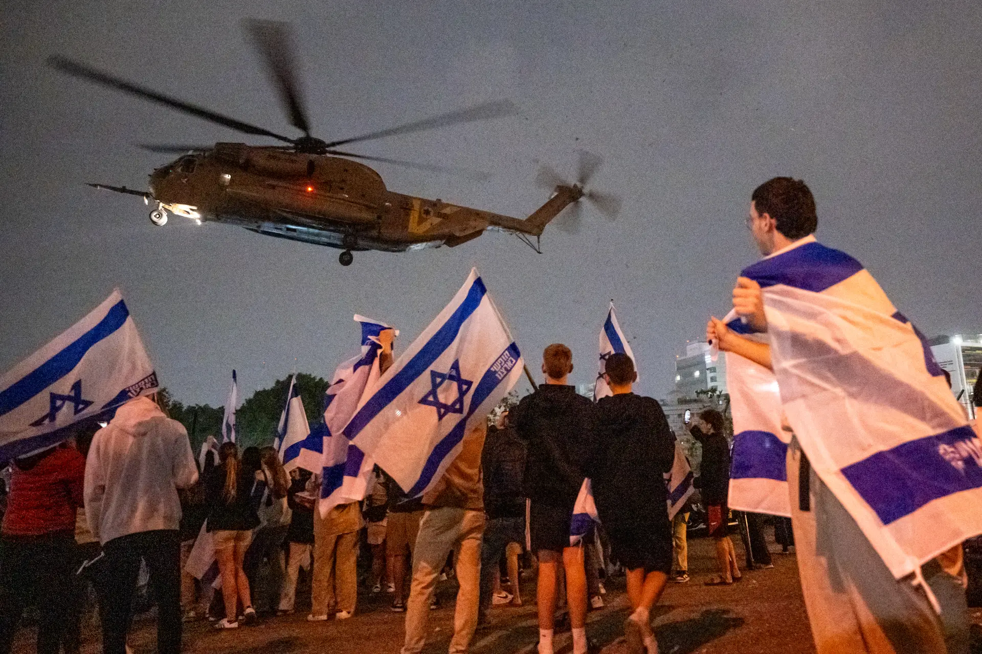 À chegada do segundo helicóptero com reféns libertados pelo Hamas, as famílias aguardam, com expectativa
