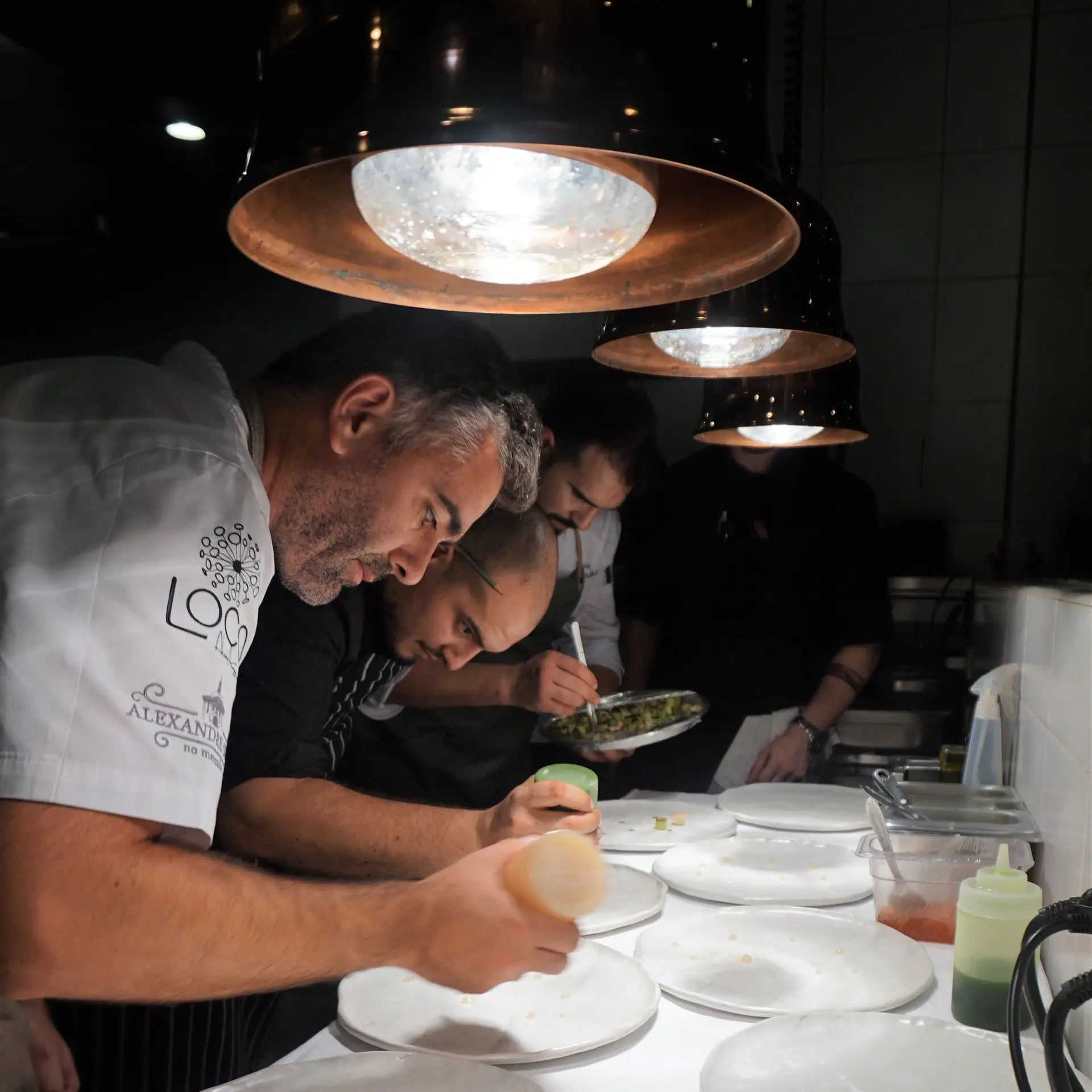 Com boa dose de loucura, Alexandre Silva e Vasco Coelho Santos trocam de casa para jantar especial de aniversário