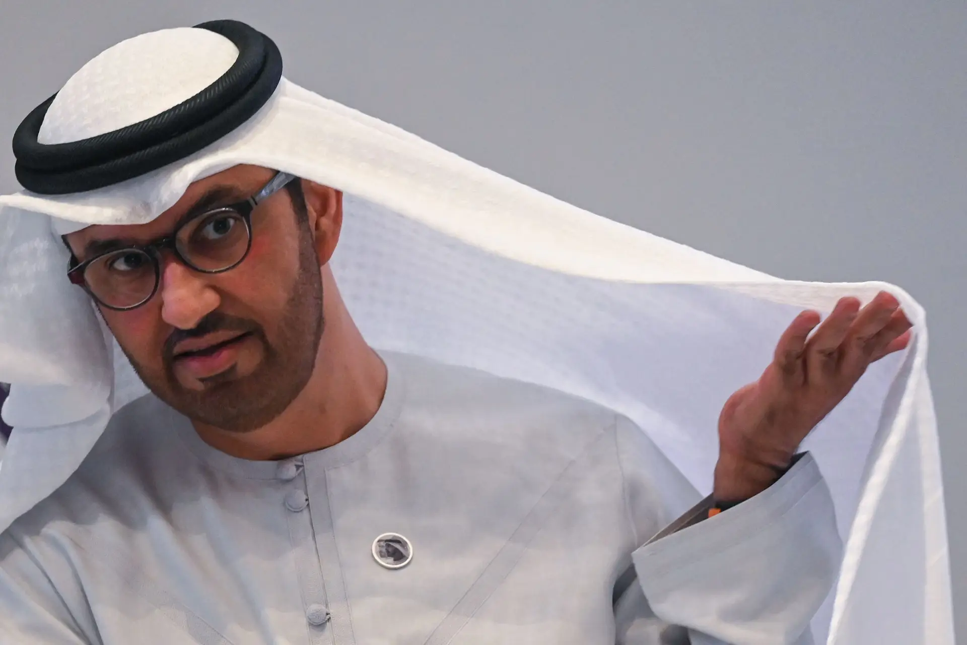 Sultan Al-Jaber, é o presidente-designado da COP28 e simultaneamente ministro da Indústria e das Tecnologias Avançadas dos EAU e CEO das empresa estatal de petróleo Adnoc