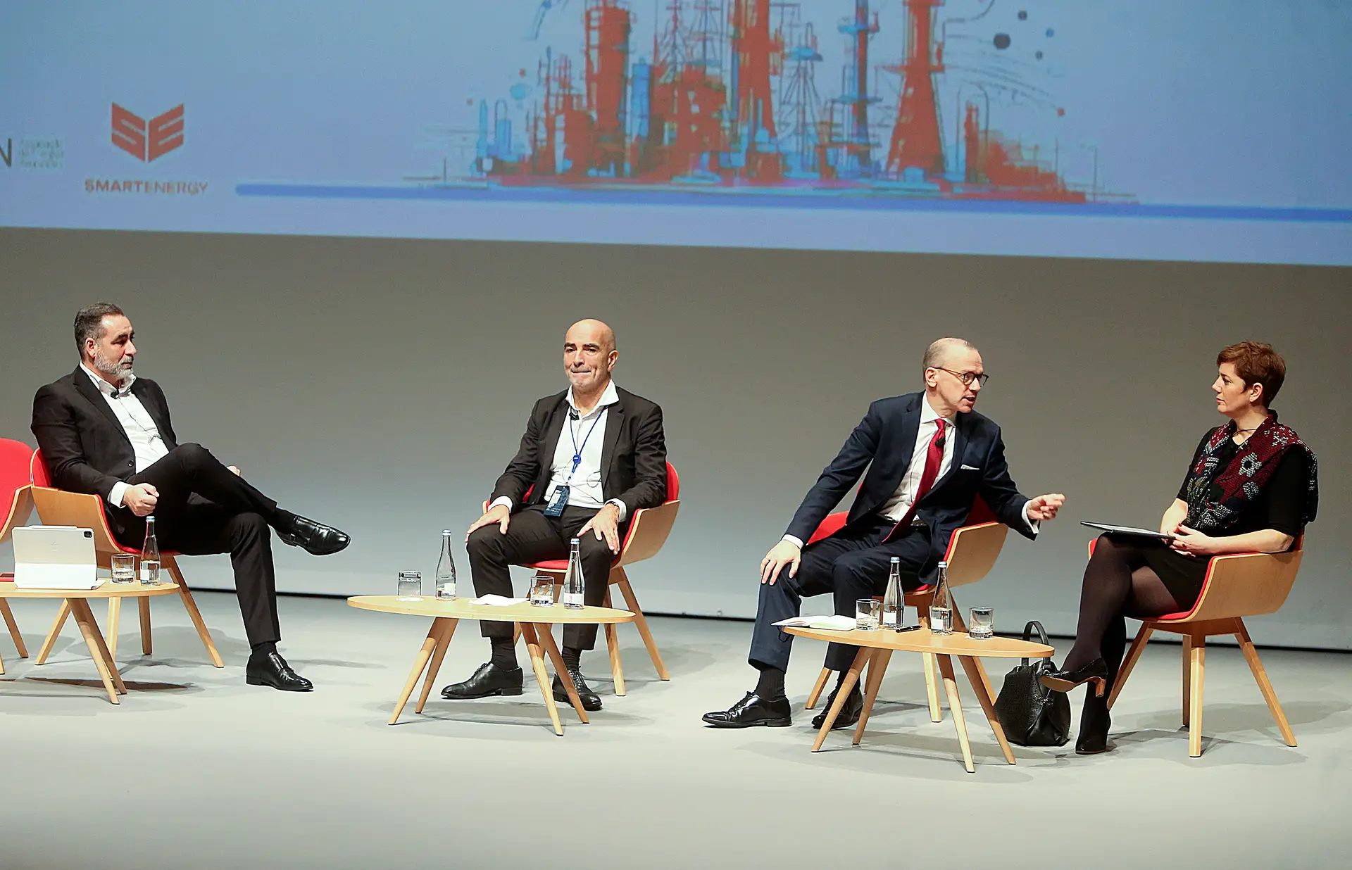Um dos debates mais concorridos foi dedicado ao impacto da NIZA (The Net-Zero Industry Act) e contou com a presença de Giles Dickson, CEO da WindEurope, Walburga Hemetsberger, CEO da SolarPower Europe, Joaquim Nunes de Almeida, União Europeia DG Grow director, tendo sido moderado por Pedro Amaral Jorge, CEO da APREN