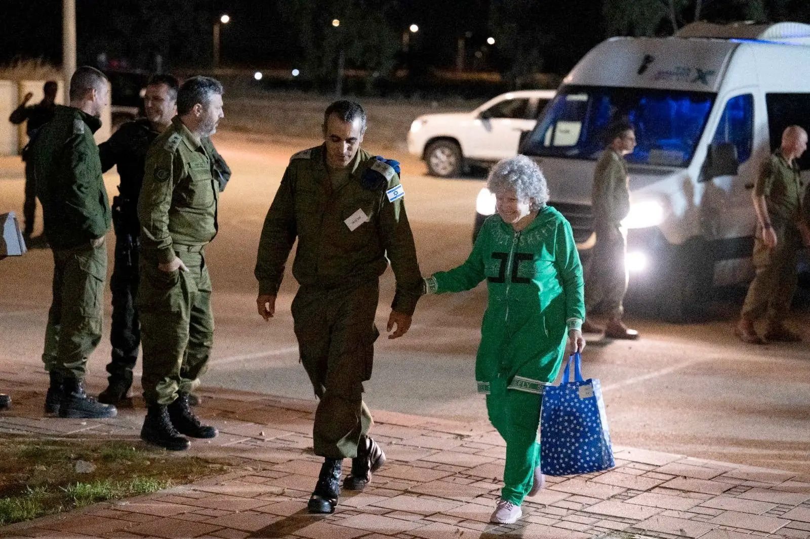 Ruti Munder, uma das reféns libertadas pelo Hamas, na chegada a Israel, na sexta-feira