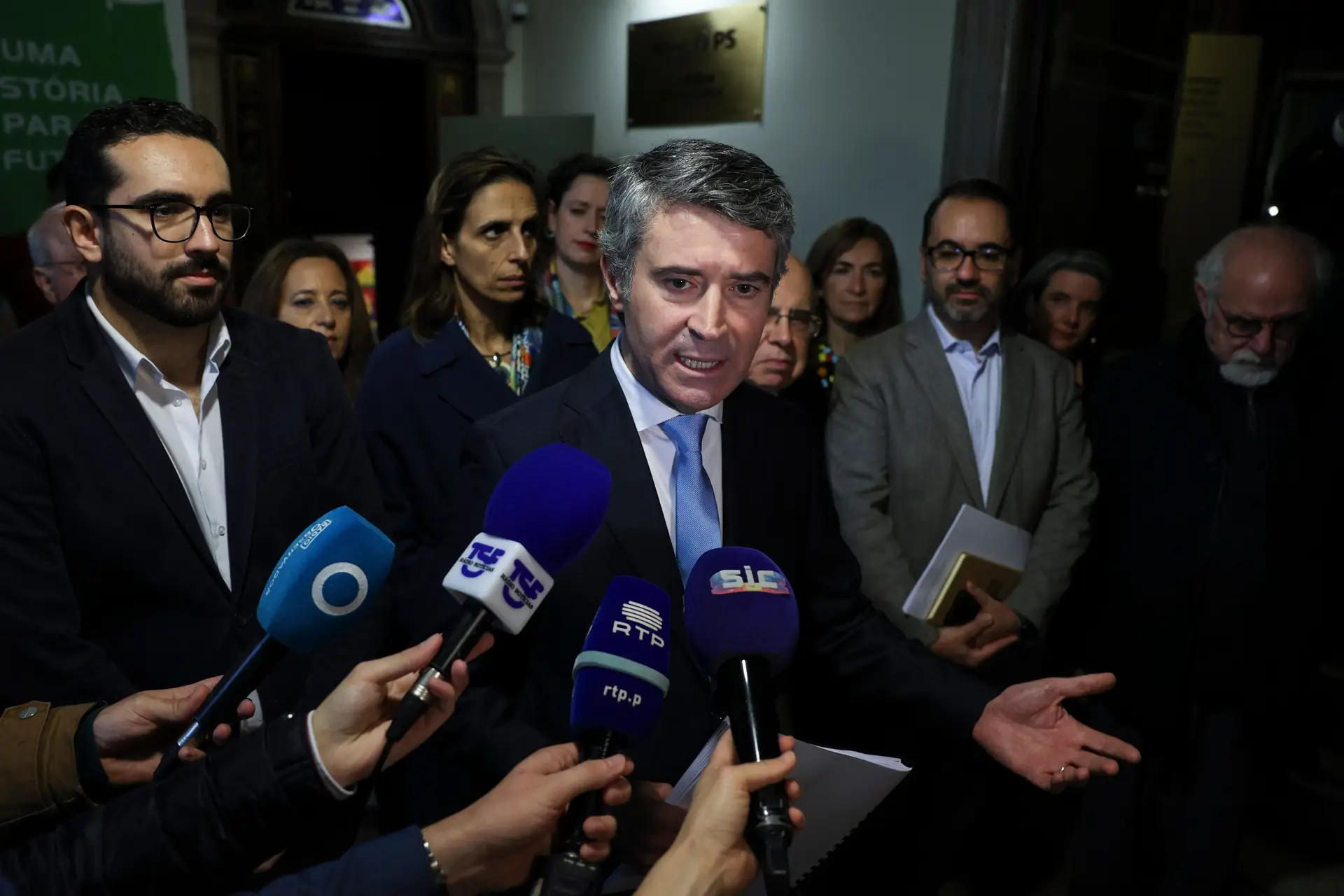 Carneiro aposta em 'call center', Pedro Nuno em comícios. Quanto prevê gastar cada candidato na campanha