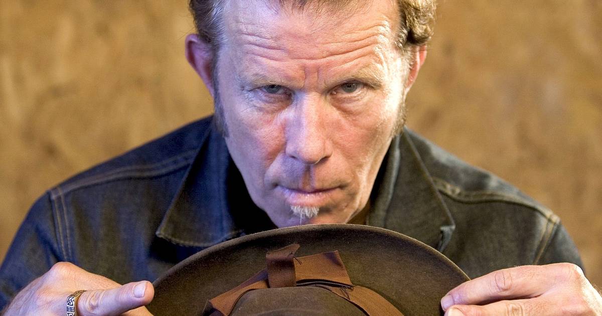 Música nova para o fim de semana: o regresso surpresa de Tom Waits, o renascimento dos Durutti Column e a pétala de Ariana Grande