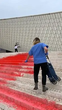 Pintura de protesta feita pela Climáximo na escadaria do MAAT - Museu de Arte, Arquitetura e Tecnologia, em Lisboa