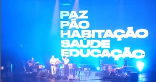 Sérgio Godinho apareceu de surpresa no concerto de A Garota Não no CCB: veja os vídeos