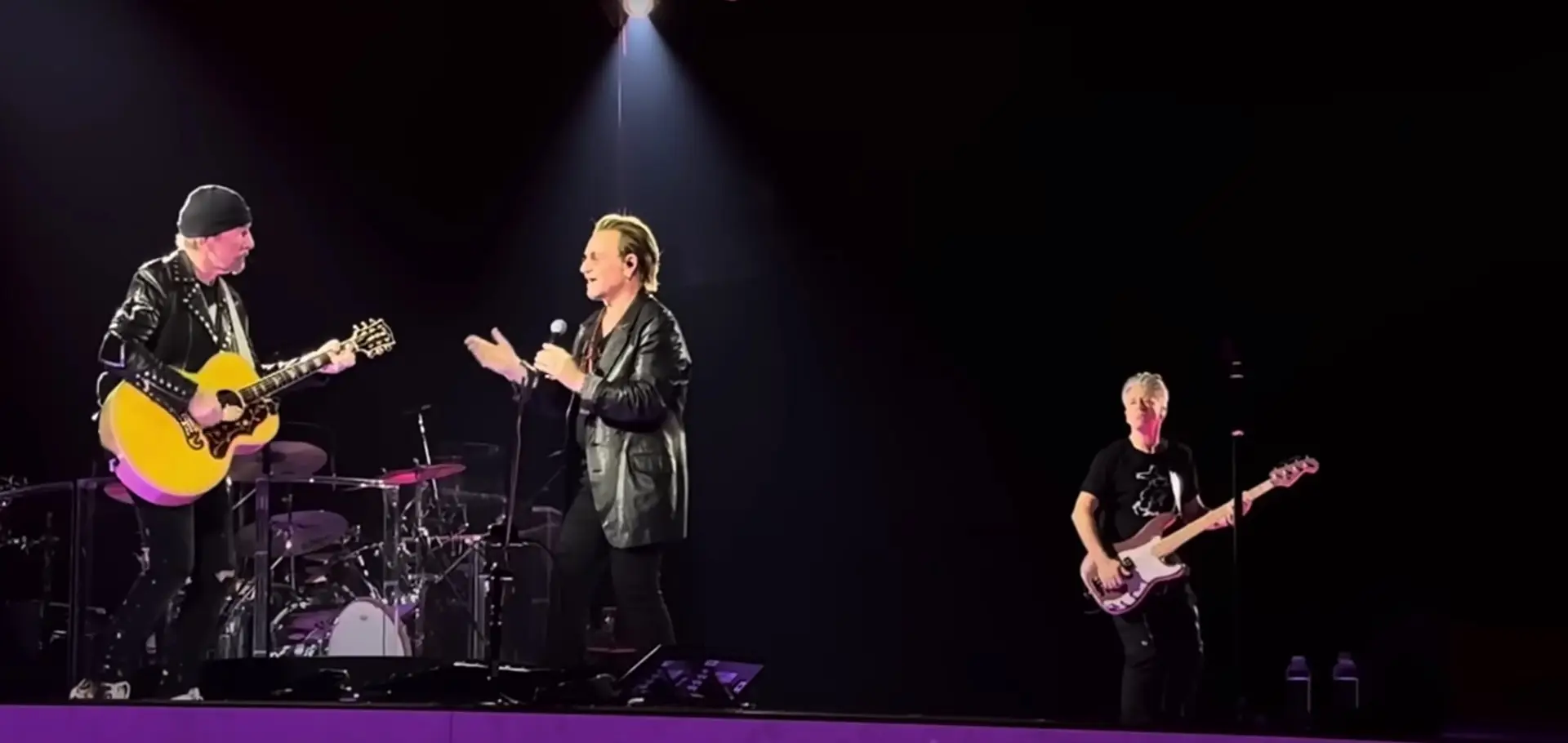 U2 fazem versão de ‘A Rainy Night In Soho’, dos Pogues, em homenagem a Shane MacGowan