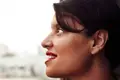 Uma mulher que caminha em sentido contrário