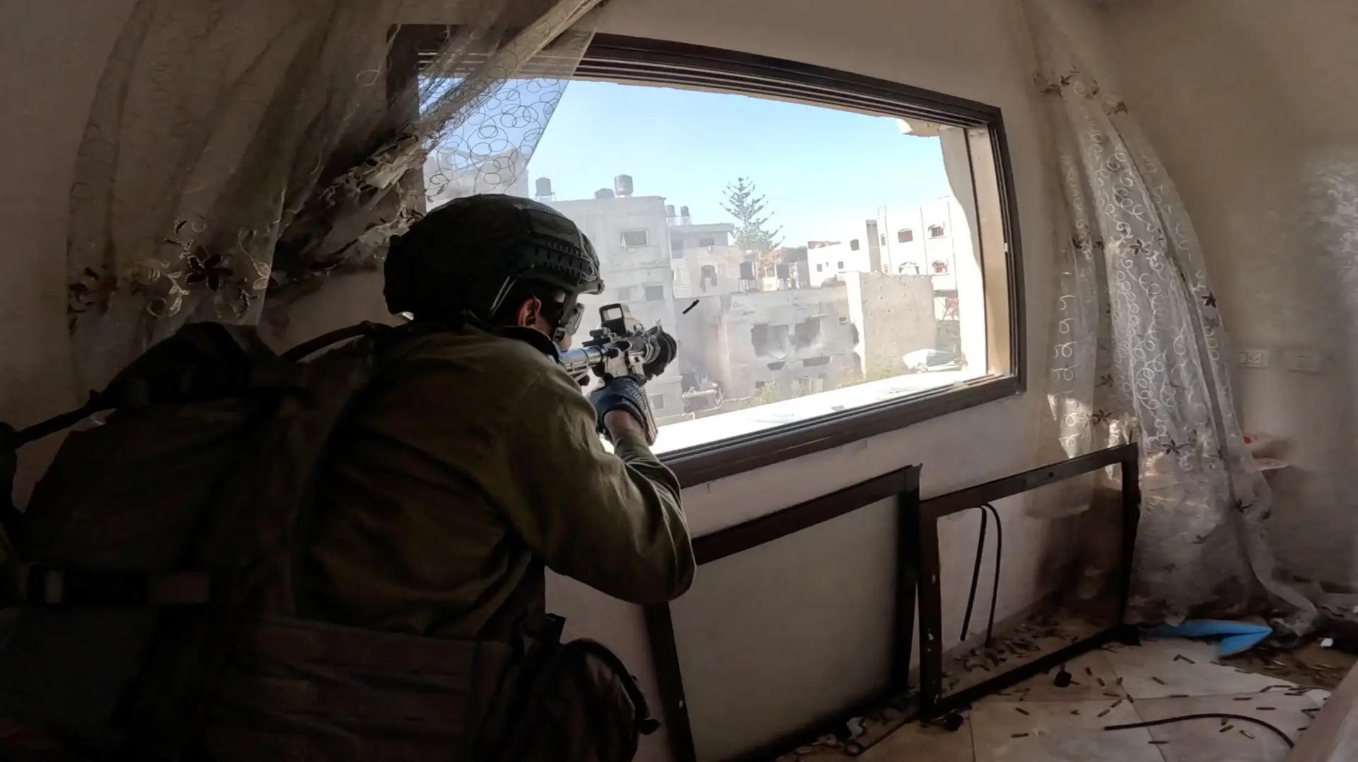 Soldado israelita armado durante a incursão em Gaza