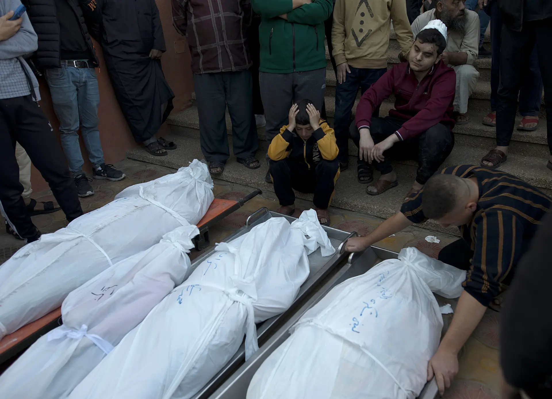Familiares da família Sharab, que morreu após ataques israelitas, no exterior do Hospital Nasser, em Khan Yunis, no sul da Faixa de Gaza