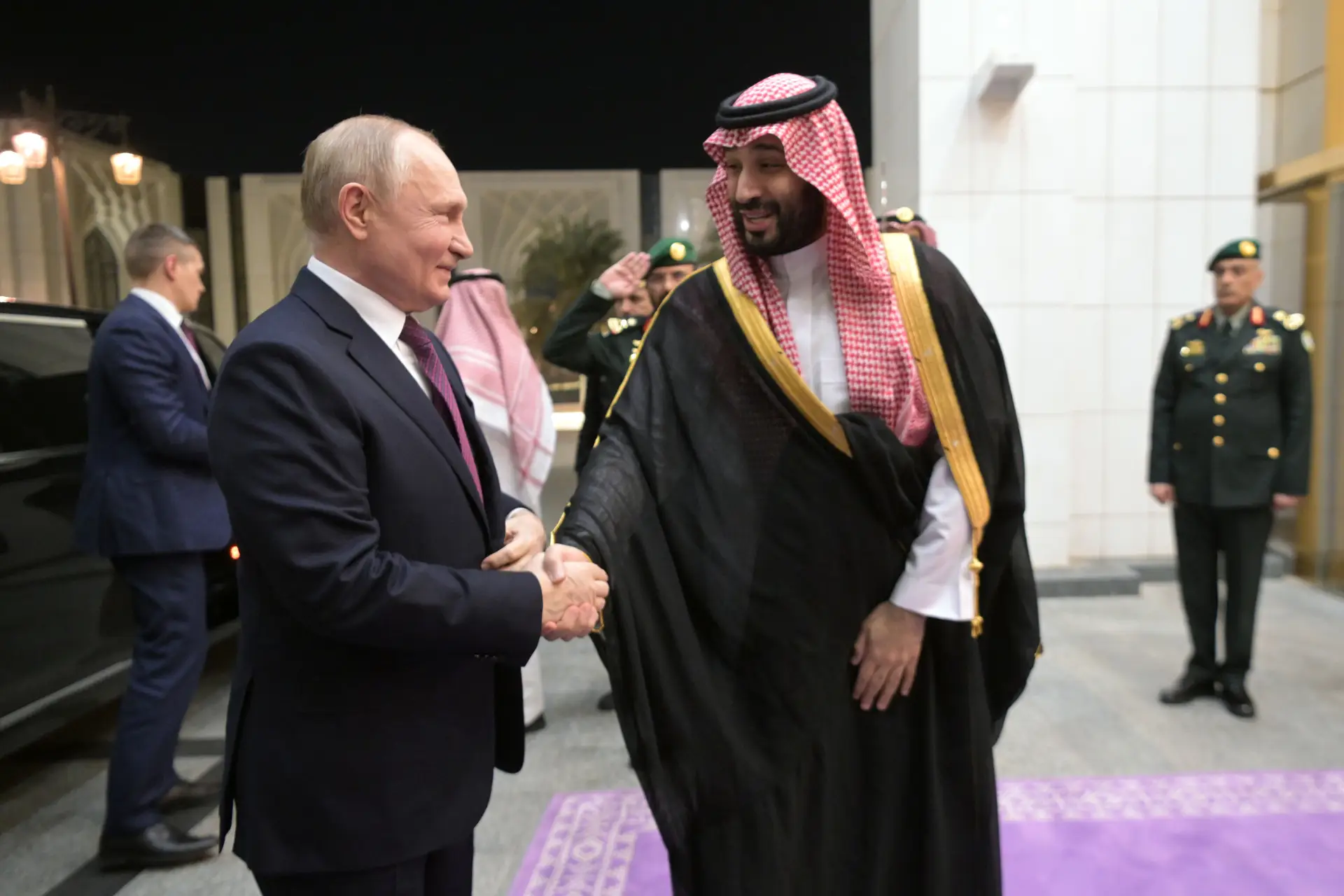 O presidente russo, Vladimir Putin, com o príncipe herdeiro saudita, Mohammed bin Salman, em Riade