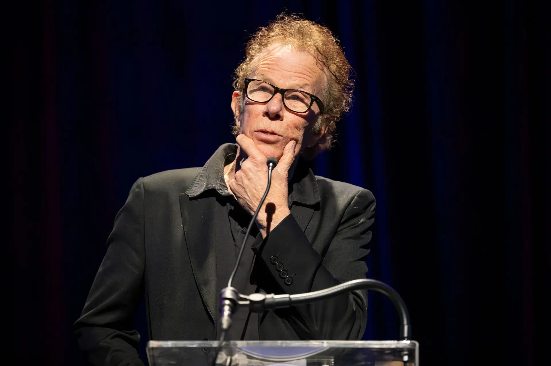 Tom Waits faz rara aparição pública para homenagear o seu antigo motorista Nicolas Cage