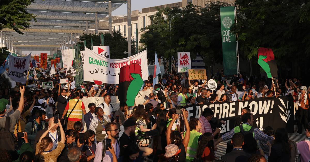 COP28. No país onde não há direito de manifestação, centenas de pessoas foram para rua exigir que “os poluidores paguem”