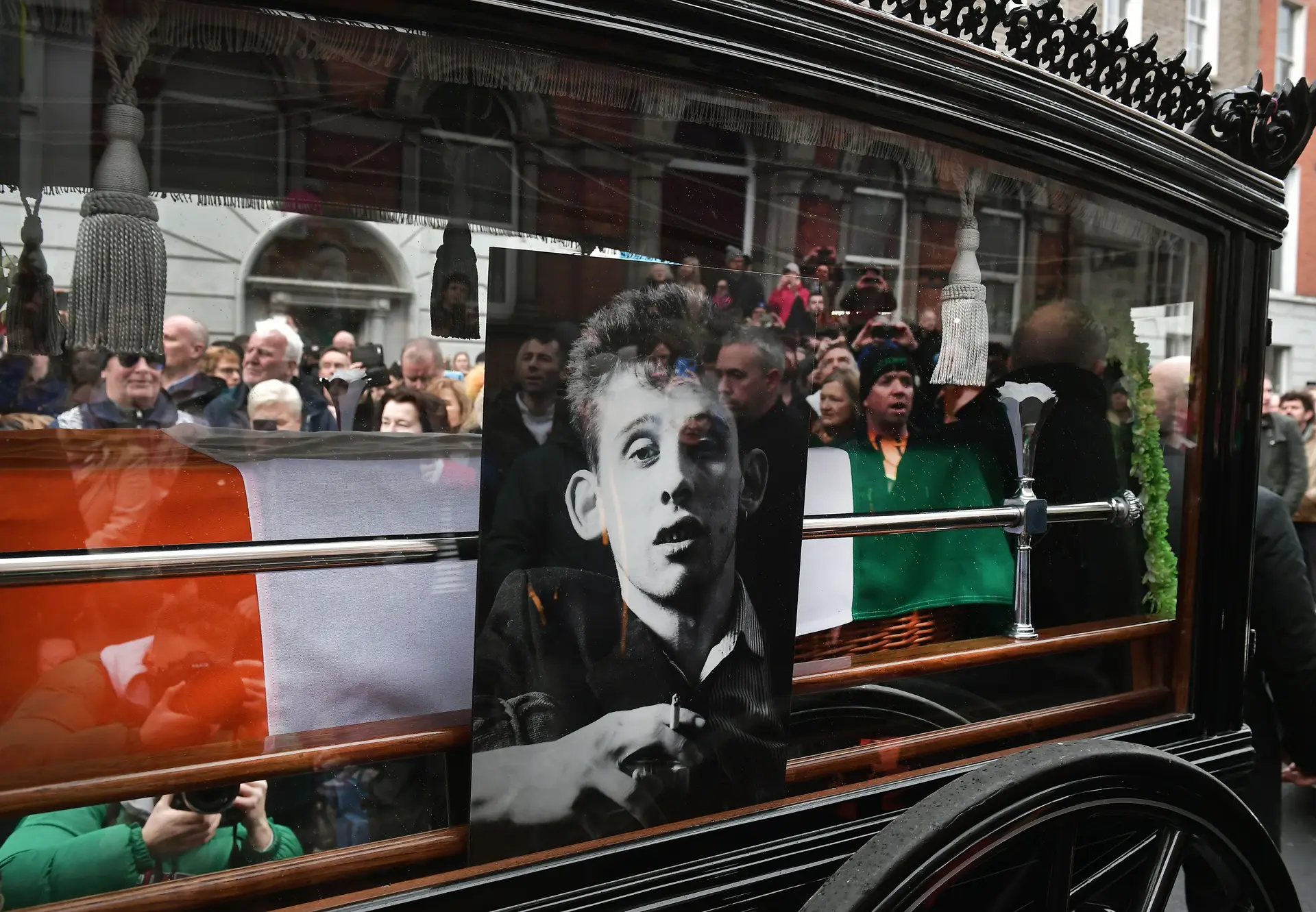 Fãs enchem as ruas de Dublin e cantam canções dos Pogues no adeus a Shane MacGowan
