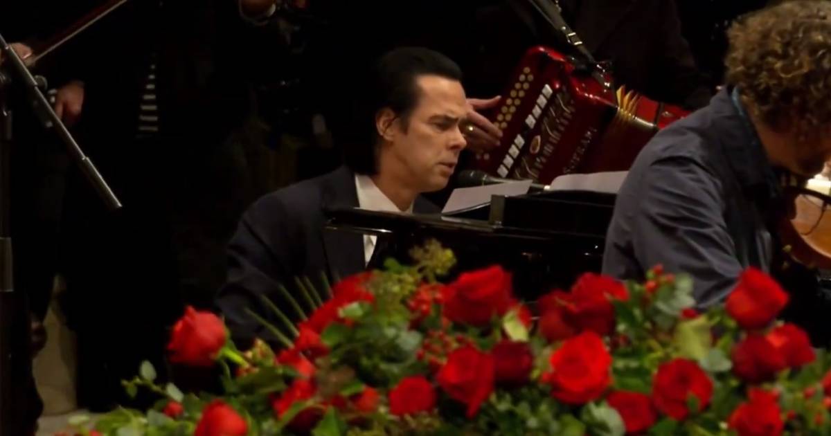 Nick Cave emociona-se a cantar ‘A Rainy Night in Soho’, dos Pogues, no funeral de Shane MacGowan