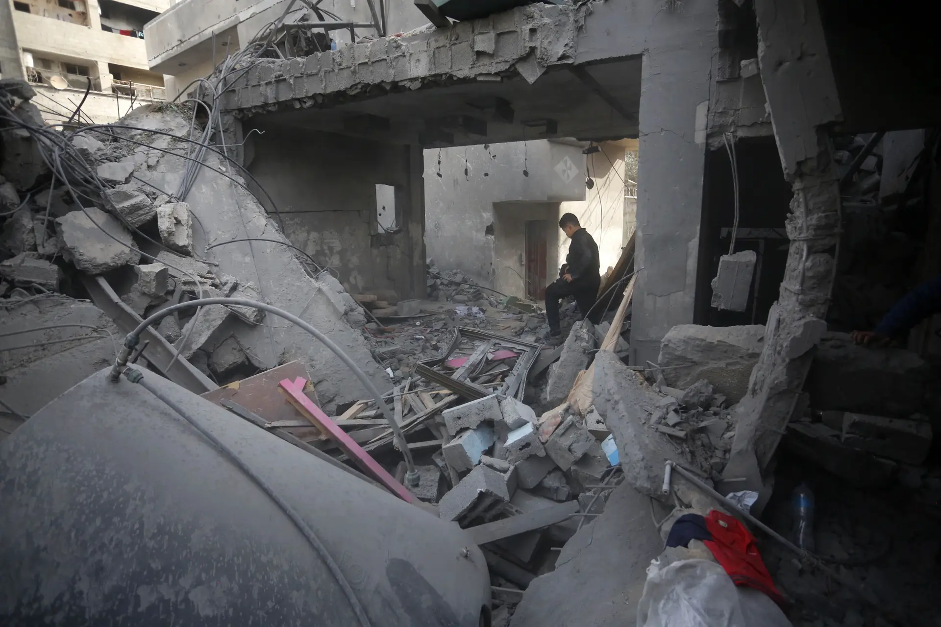 Hamas diz que nenhum refém sairá "vivo" sem "respostas às exigências"; OMS alerta para o "catastrófico" impacto da guerra