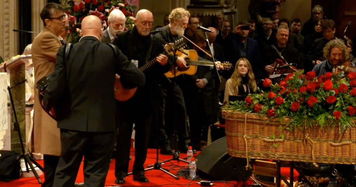 Funeral de Shane MacGowan: os Pogues reuniram-se para tocar e cantar, a família dançou na igreja