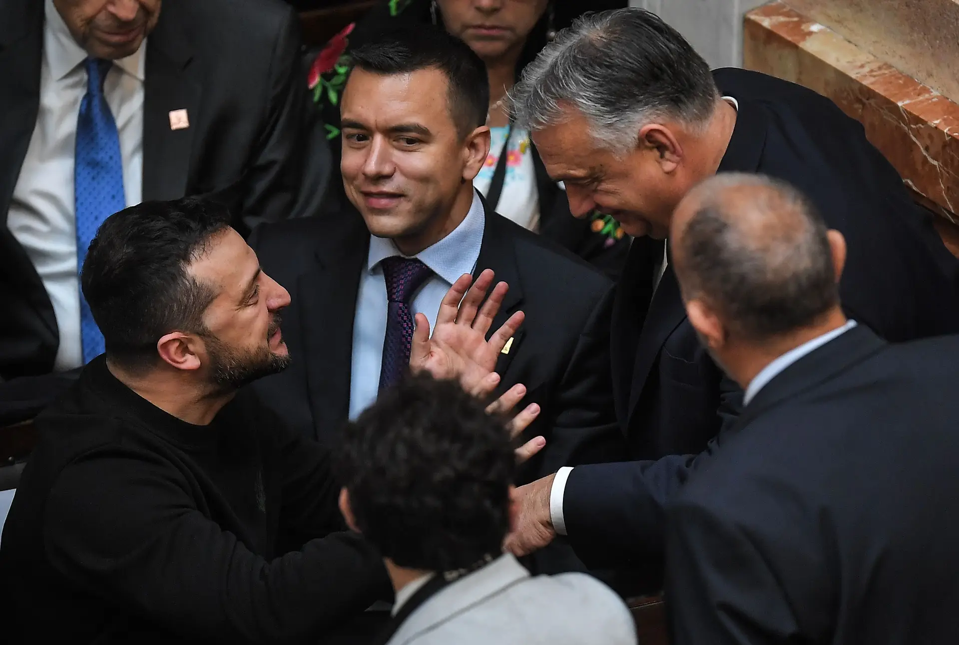 O Presidente ucraniano, Volodymyr Zelensky, o Presidente do Equador, Daniel Noboa, e o primeiro-ministro húngaro, Viktor Orbán, na tomada de posse de Javier Milei 