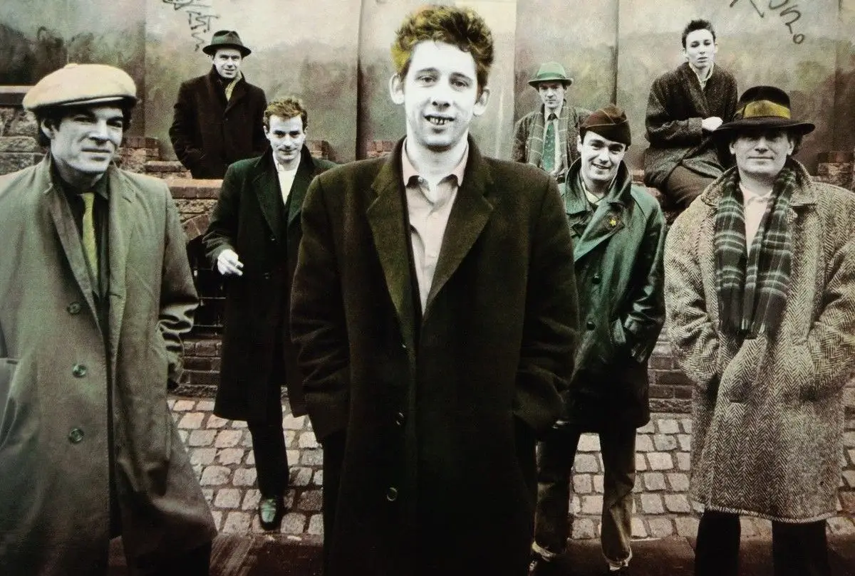 Os Pogues em 1986, na fotografia usada na capa do EP "Poguetry in Motion"