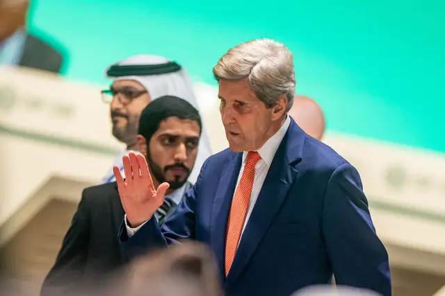 John Kerry, enviado dos EUA, congratulou-se com o acordo alcançado na COP28, embora reconheça que não é perfeito. 