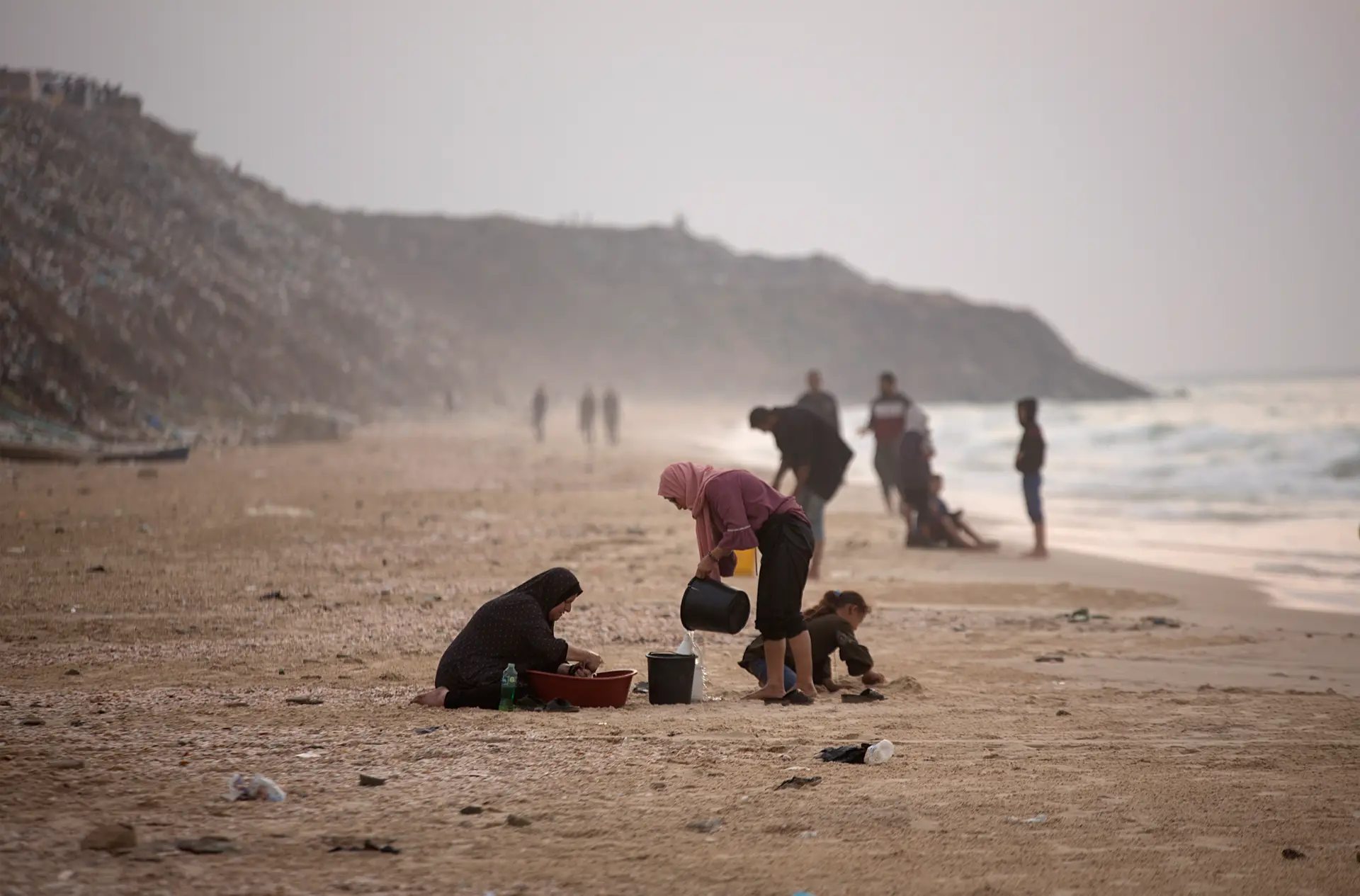 Palestinianos na praia de Deir al-Balah, na Faixa de Gaza