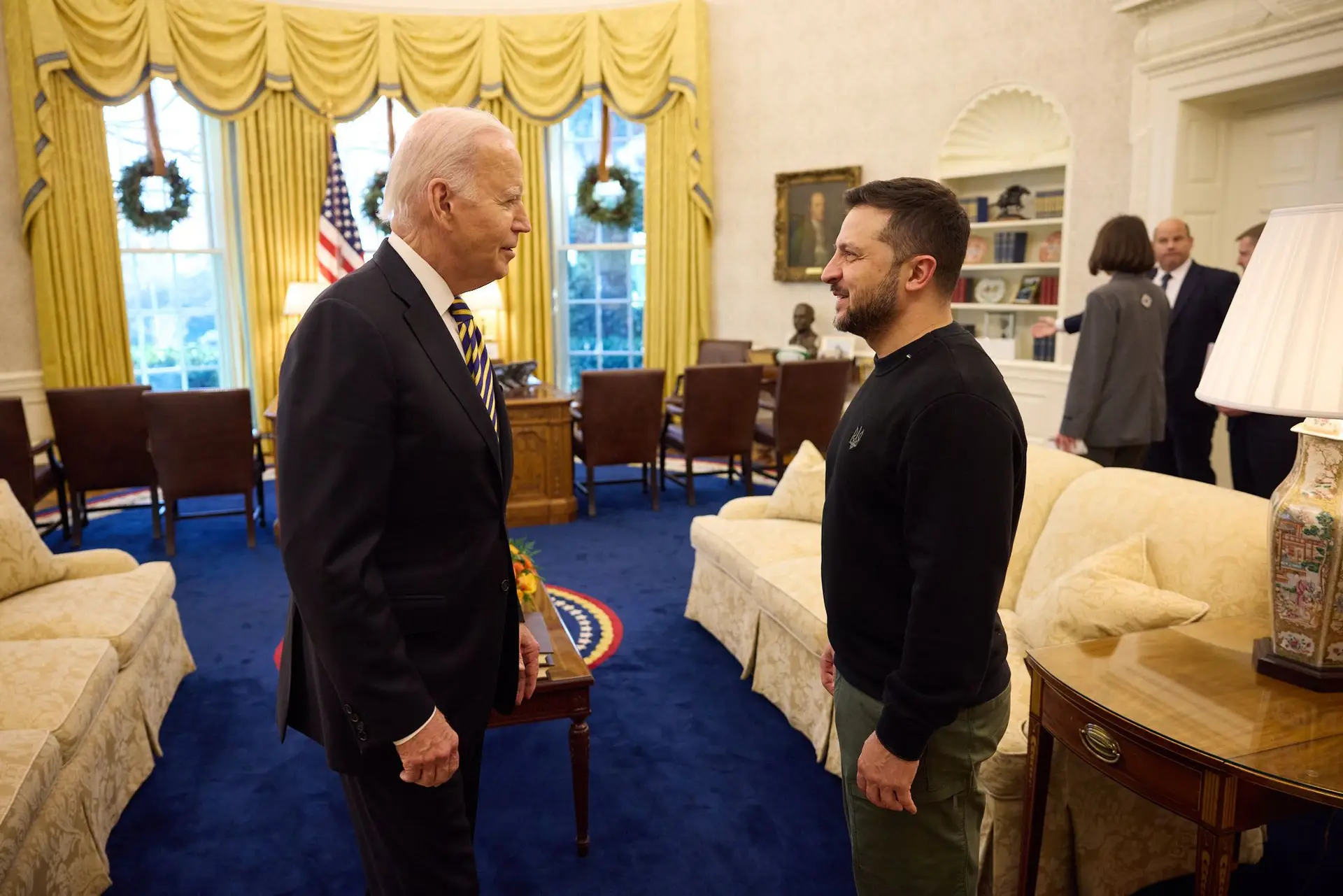 Os presidentes dos Estados Unidos, Joe Biden, e ucraniano, Volodymyr Zelenskyy, na Sala Oval da Casa Branca 