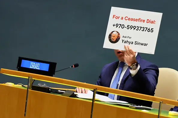 O representante de Israel na ONU, Gilad Erdan, expõe cartaz com a fotografia de um líder do Hamas, insinuando que dele depende o cessar-fogo