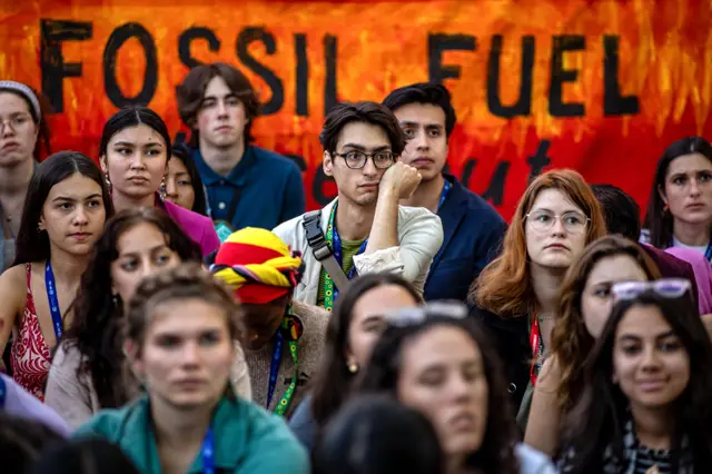 Activistas hoje em concentração perto das instalações onde decorreu a cimeira COP28. 