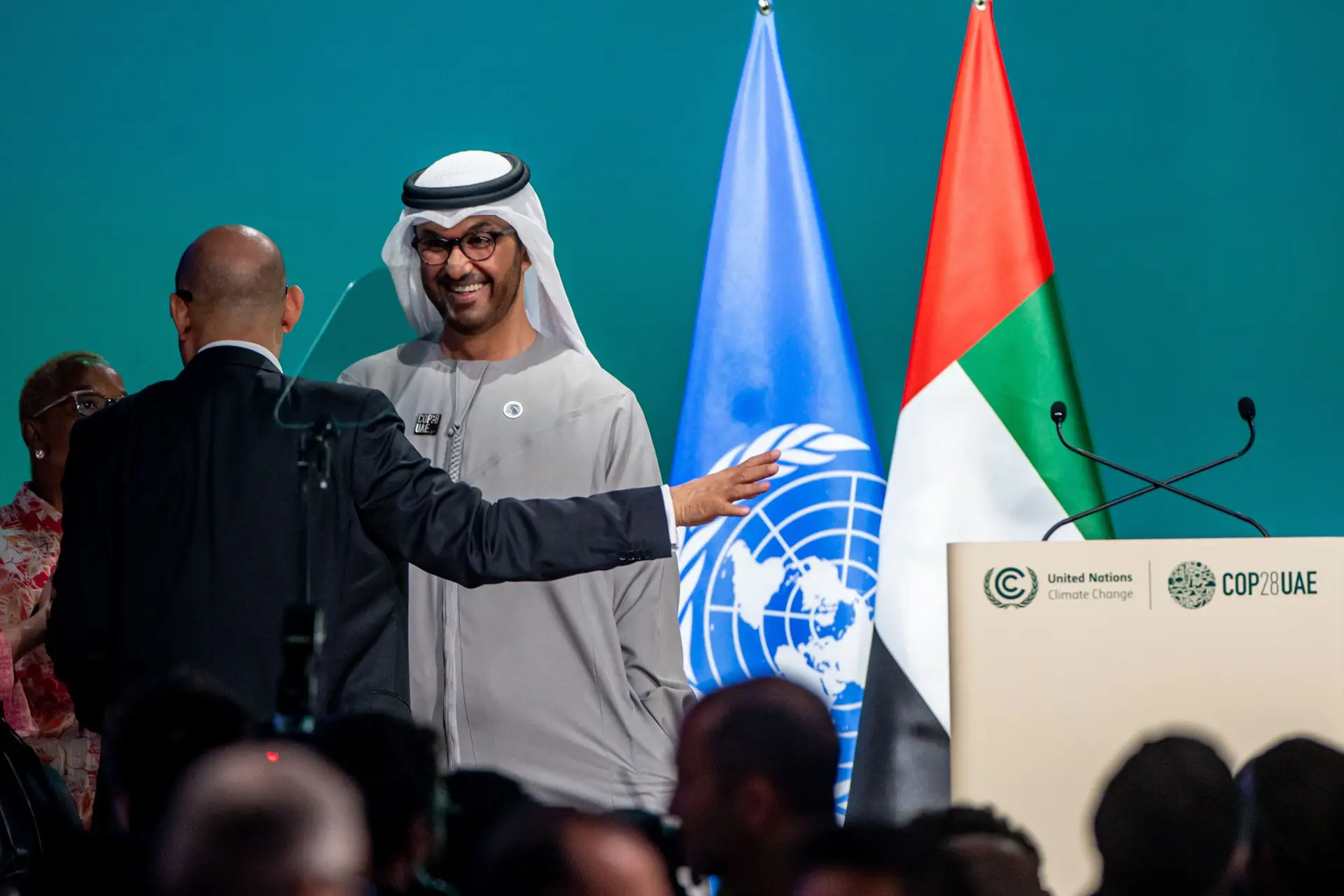 O sultão Ahmed Al Jaber, presidente da COP28, e o diretor dos assuntos climáticos das Nações Unidas, Simon Stiell