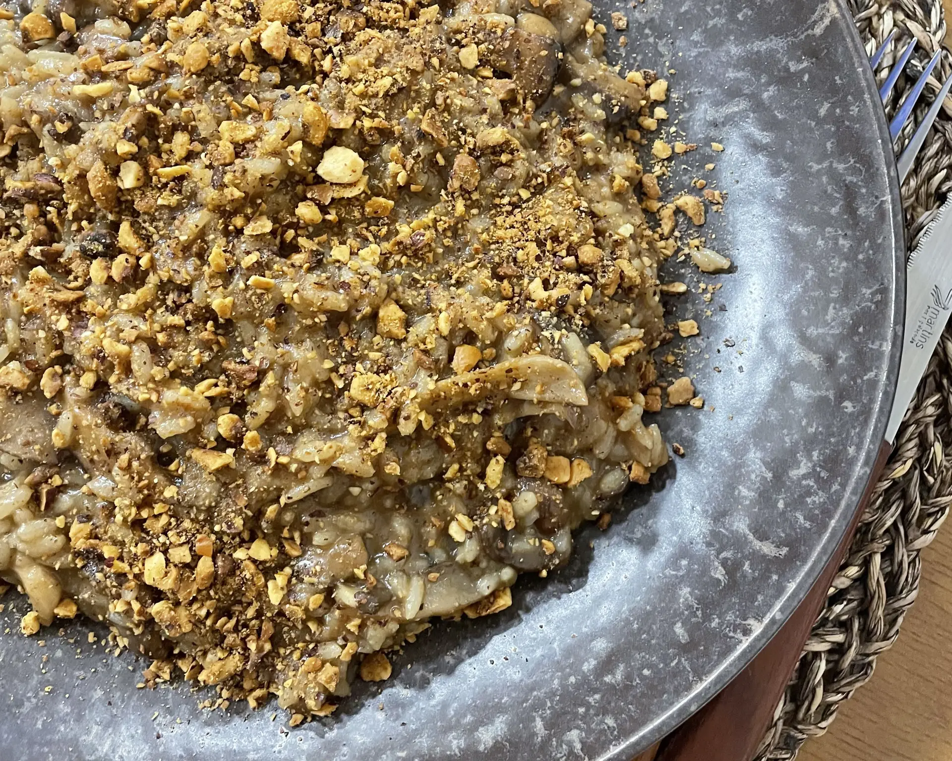 Nesta mesa transmontana é obrigatório provar o Arroz malandrinho de cogumelos de Mogadouro e avelã