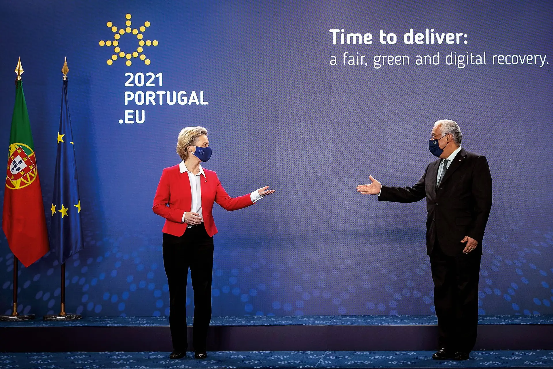 A presidente da Comissão Europeia, Ursula von der Leyen, com o primeiro-ministro, António Costa, no arranque da presidência portuguesa do Conselho da União Europeia