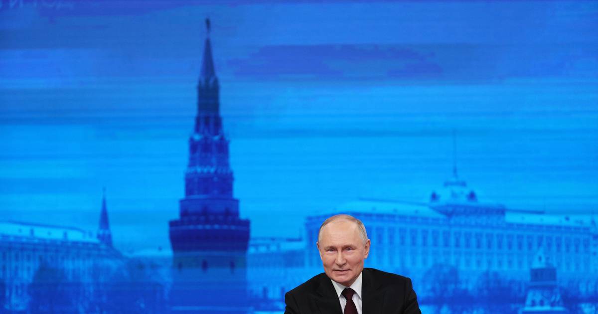 Inimigo Público: Partido de Vladimir Putin votou a sua recandidatura de braço no ar e prendeu manetas considerados traidores da Mãe Rússia