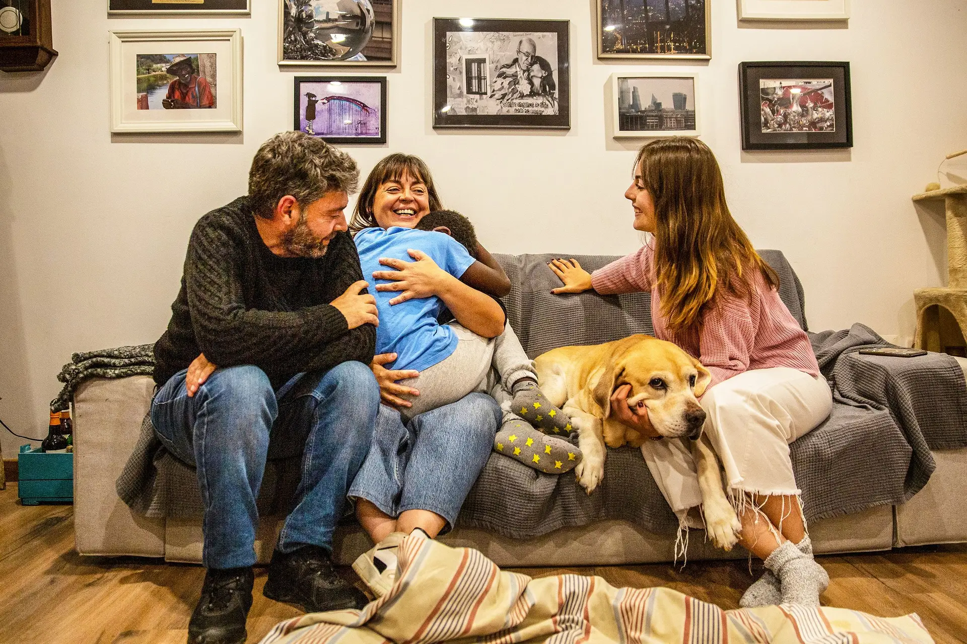 O casal Carlos e Carmen junto à filha Inês e o filho “João”, de 10 anos, ao colo de Carmen, que lhes foi proposto para adoção um mês após serem aceites no sistema. O cão “Mishima” completa o retrato de família