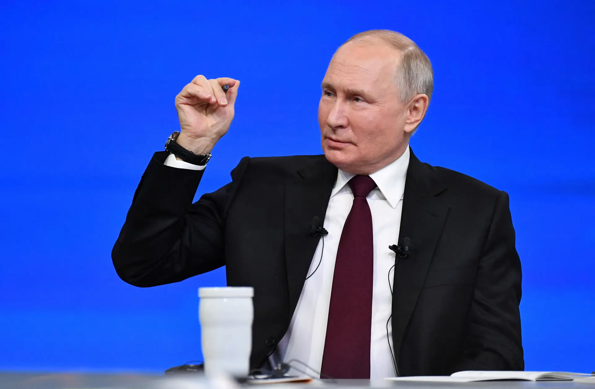 “Se eles querem negociar, deixem-nos negociar”: Putin abriu a porta ao fim da guerra, mas não aceita “recuar um único metro”