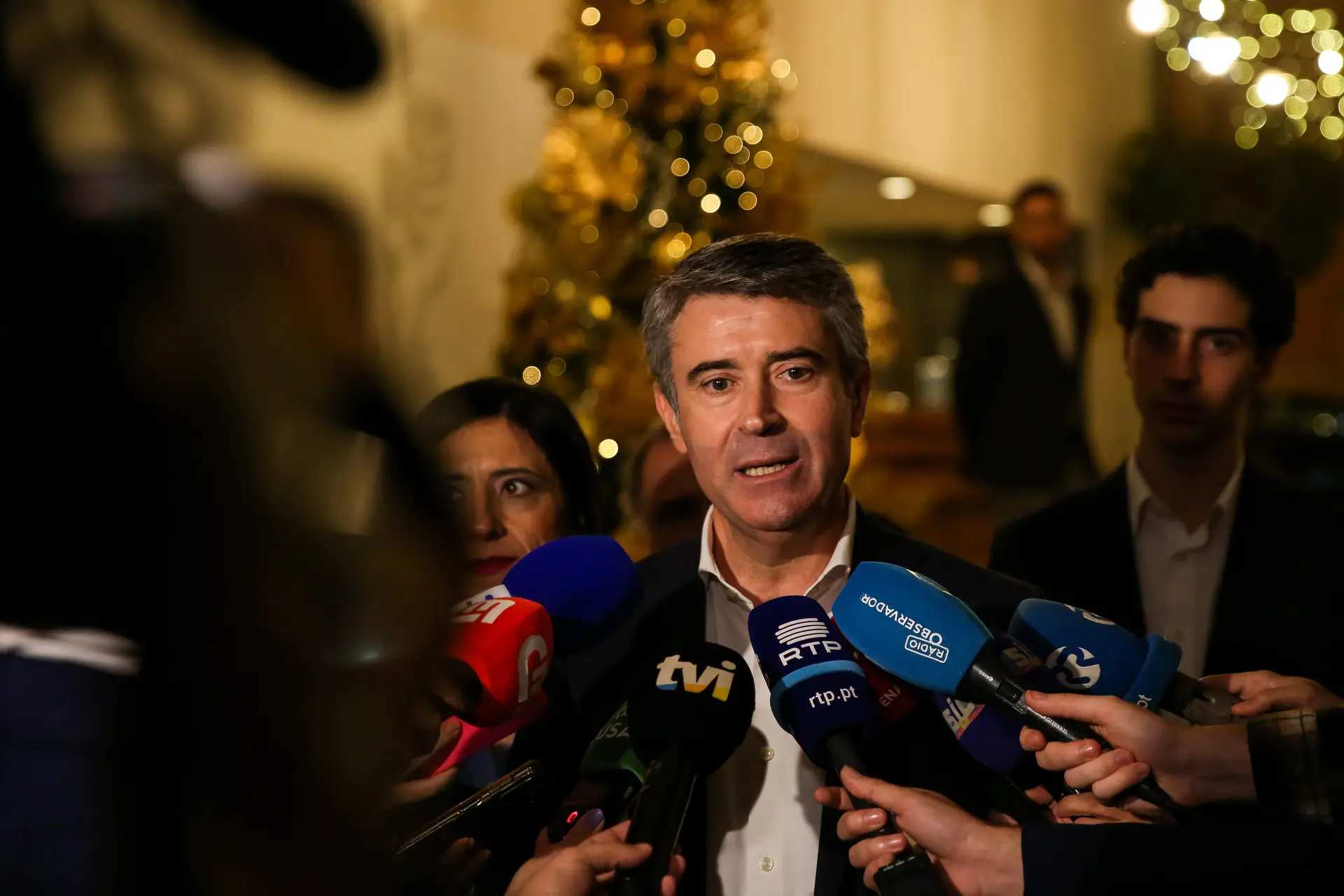 José Luis Carneiro presta declarações aos jornalistas à chegada a um hotel em Lisboa, onde acompanhará os resultados das eleições para secretário geral do PS.© Nuno Fox