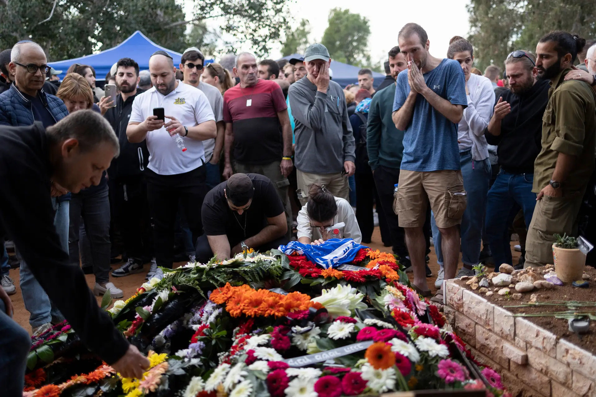 O funeral de Alon Shamriz, morto por engano pelo exército israelita em Gaza.