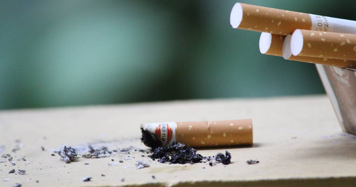 Parar de fumar, mesmo tarde, reduz significativamente o risco de demência