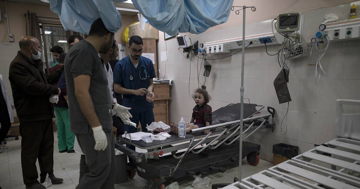 “Cortaram a eletricidade dos ventiladores”: Israel acusado de matar doentes em hospital de Gaza no 167.º dia de guerra