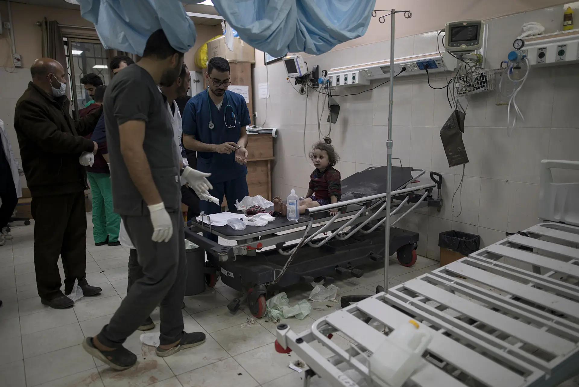 Criança palestiniana ferida recebe tratamento no Hospital Nasser em Khan Yunis, a sul da Faixa de Gaza, após ataques aéreos israelitas