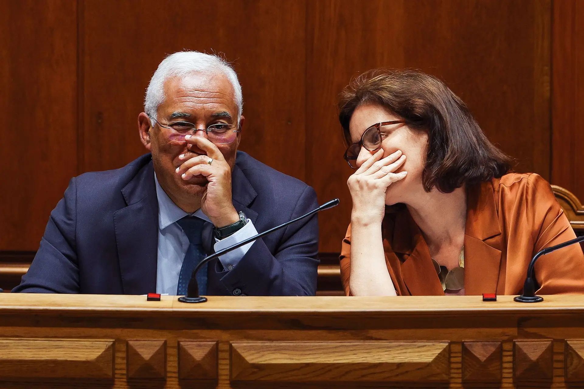 O primeiro-ministro com a ministra da Presidência, Mariana Vieira da Silva, que tutela os fundos do PRR. António Costa acredita que a aceleração das transferências do PRR “talvez” possa ajudar a fechar 2023 com uma dívida pública abaixo dos 100% do PIB