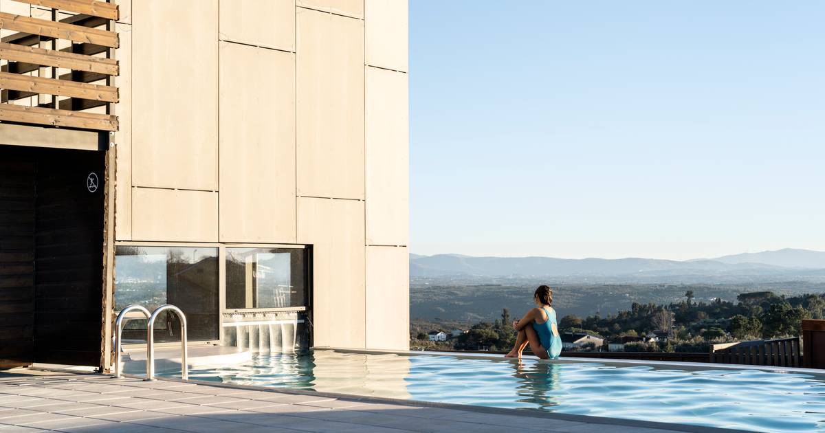 Piscina exterior aquecida convida a olhar a paisagem neste novo hotel na região do Dão